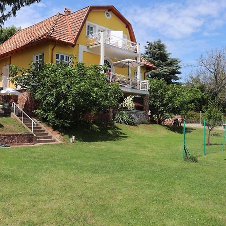 Gyoengyoem Apartman Balatonalmadi Exterior photo