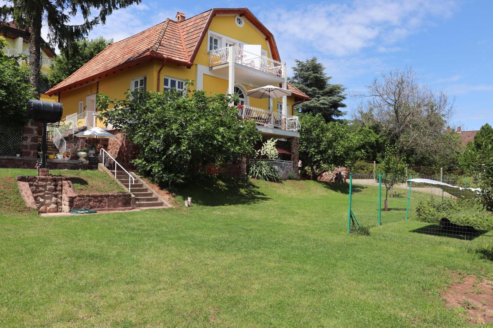 Gyoengyoem Apartman Balatonalmadi Exterior photo